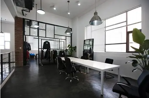 办公室装修设计向家居化设计靠拢，同时需兼顾办公自动化