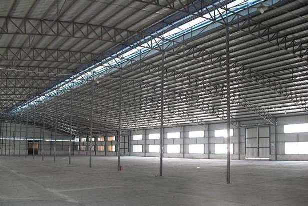 钢结构工业厂房装修建筑中应大力推广双板单层屋面系统，确保钢结构屋面的使用安全！