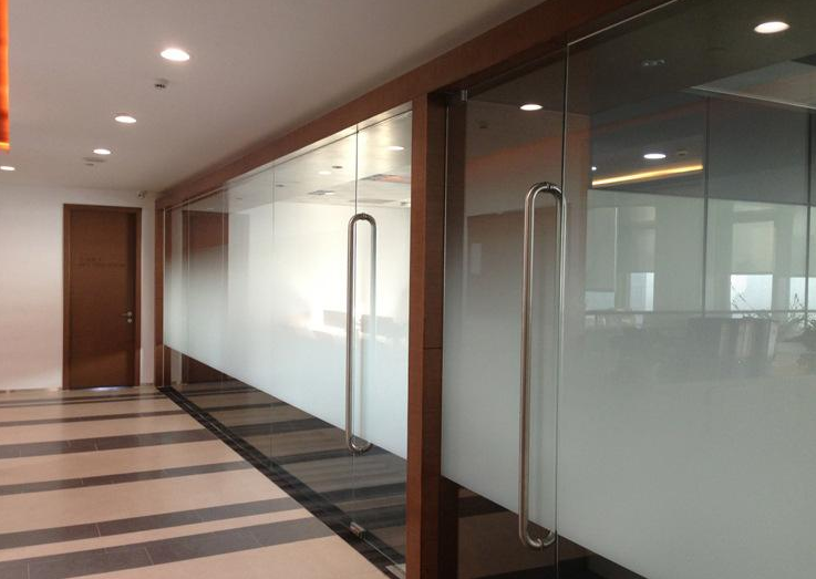 办公室装修选择“喷砂玻璃隔断”，其施工流程、安装步骤及施工过程中的常见问题说明